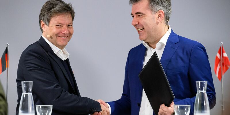 Wirtschaftsminister Habeck (l) hatte die Vereinbarung im März 2023 in Kopenhagen mit seinem Kollegen Lars Aagaard unterzeichnet. (Archivbild) - Foto: Bernd von Jutrczenka/dpa
