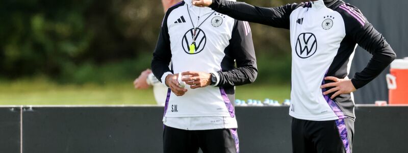 Bundestrainer Julian Nagelsmann (r) im Fachgespräch mit Aleksandar Pavlovic beim Training. - Foto: Daniel Löb/dpa