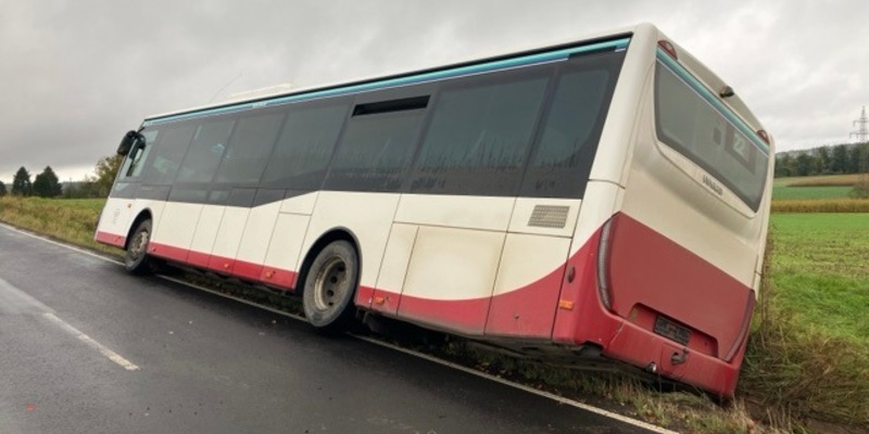 POL-WE: Linienbus in Graben gerutscht + Diebstahl aus Einfamilienhaus - Foto: presseportal.de