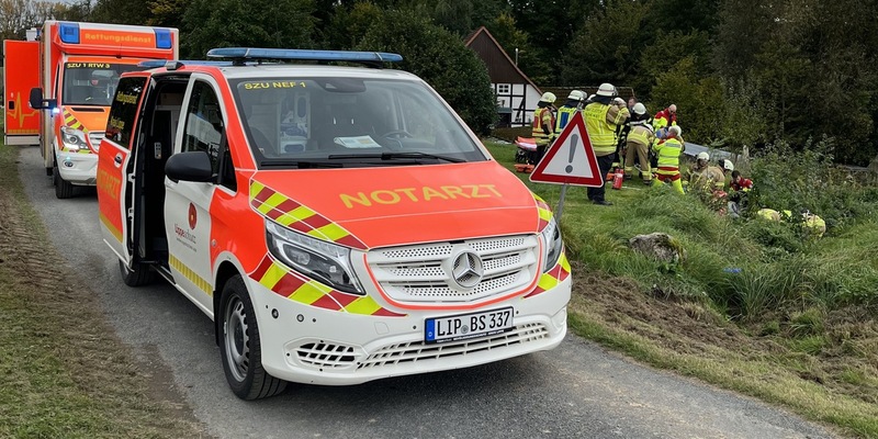 FF Bad Salzuflen: Mann wird in Wüsten unter Rasenmäher-Traktor eingeklemmt / Feuerwehr und Rettungsdienst sind mit 25 Kräften im Einsatz - Foto: presseportal.de