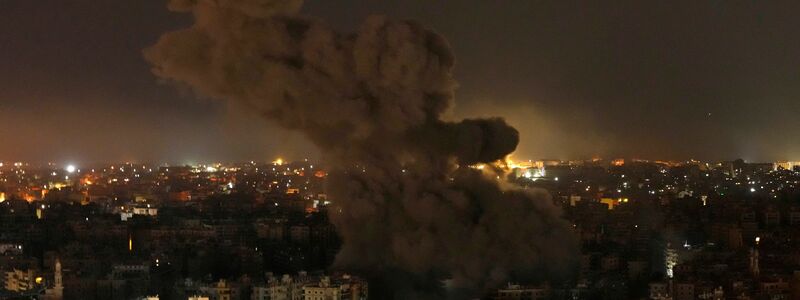 Rauch steigt nach einem israelischen Luftangriff in einem Vorort Beiruts auf. - Foto: Hassan Ammar/AP