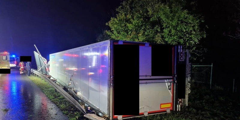 API-TH: Sattelzug mit Lebensmitteln in Graben verunfallt - Foto: presseportal.de