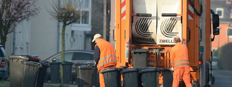 Auch Müllwerker gehören zum öffentlichen Dienst. Die Gewerkschaften wollen deutlich mehr als zwei Prozent mehr Lohn erstreiten. (Symbolfoto)  - Foto: Caroline SeidSeidel-Dißmannel/dpa