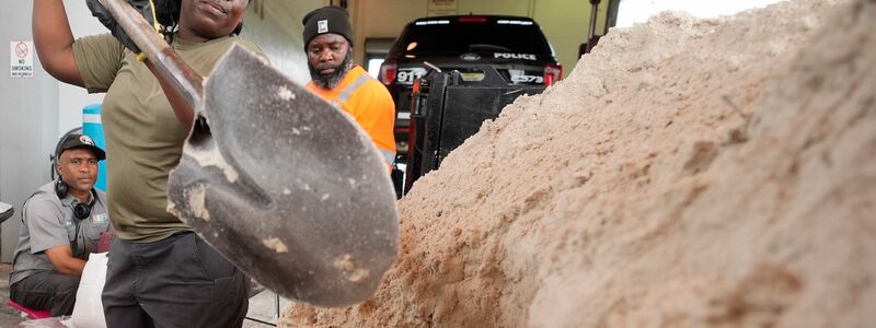 Mit Sand befüllte Säcke sollen Überschwemmungen abwehren. - Foto: Wilfredo Lee/AP