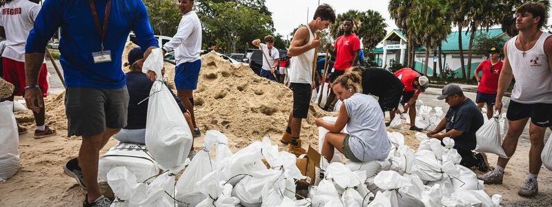 Die Aquatics Division der Stadt Tampa und Freiwillige verteilen Tausende Sandsäcke. - Foto: Dave Decker/ZUMA Press Wire/dpa