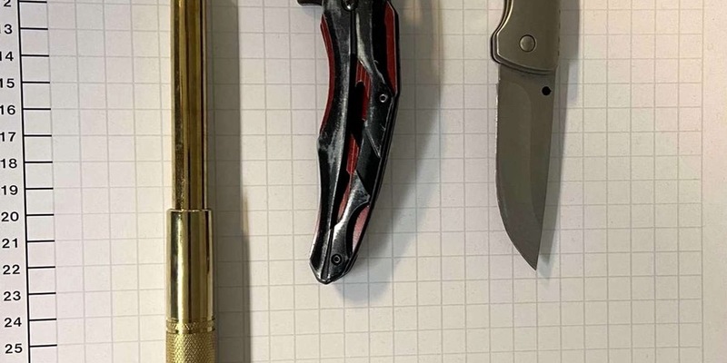 BPOL NRW: Verstöße gegen das Waffengesetz - Bundespolizisten stellen Teleskopschlagstock und Messer sicher - Foto: presseportal.de