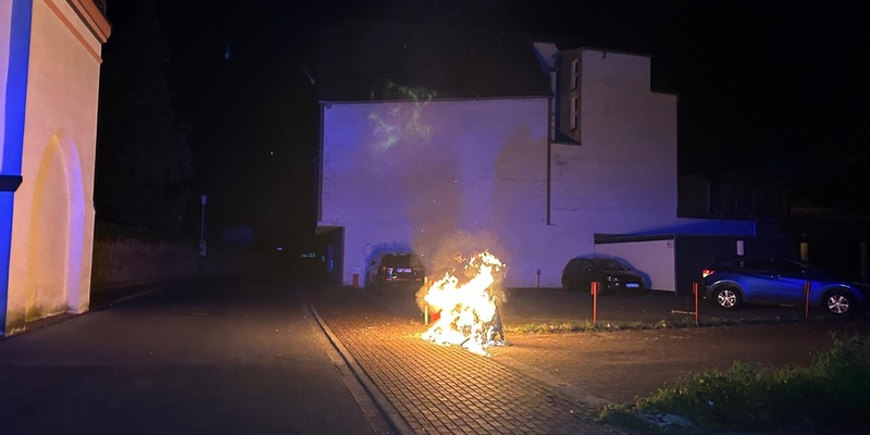 FW Xanten: Brand zweier Mülltonnen - Foto: presseportal.de