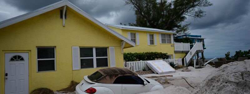 In Florida gehen die Aufräumarbeiten weiter. - Foto: Rebecca Blackwell/AP/dpa