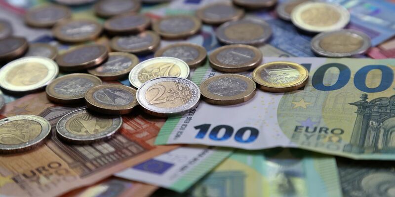 Der Staat verschwendet viele Millionen Euro an Steuergeld – kritisiert der Steuerzahlerbund. (Symbolbild) - Foto: Karl-Josef Hildenbrand/dpa