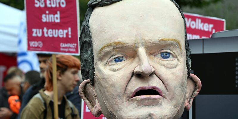 Für die Verkehrsminister der Länder ist auch das künftig teurere Deutschlandticket immer noch ein Erfolgsmodell. - Foto: Federico Gambarini/dpa