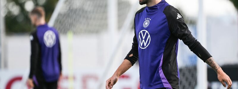 Erstmals im Kreis der Nationalmannschaft am Ball: Tom Kleindienst (M). - Foto: Armin Weigel/dpa