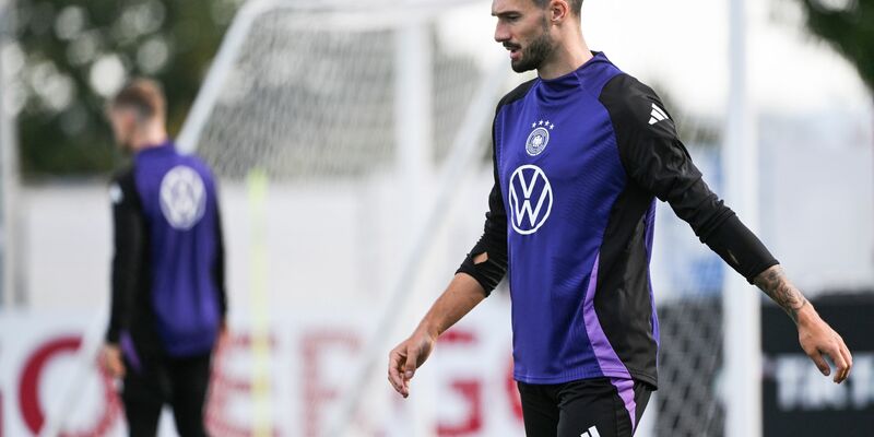 Jonathan Burkardt (M) formuliert seine DFB-Ziele bescheiden. - Foto: Armin Weigel/dpa