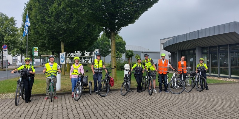 POL-HAM: Fit und sicher auf zwei Rädern: Erfolgreiches Fahrradtraining mit der Lebenshilfe und unbegleiteten Flüchtlingen - Foto: presseportal.de