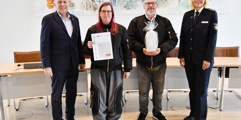 POL-PB: Courageehrung: Oliver Endler verhindert Raub in einem Zug - Foto: presseportal.de