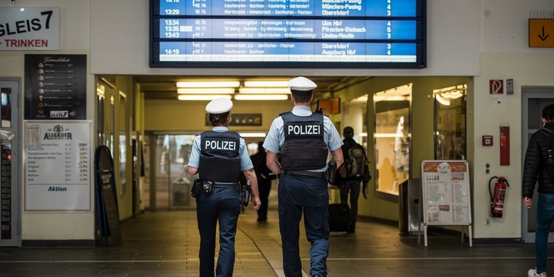 Bundespolizeidirektion München: Polizeicomputer schlägt fünfmal an/ Bundespolizei vollstreckt einen Tag alten Haftbefehl - Foto: presseportal.de