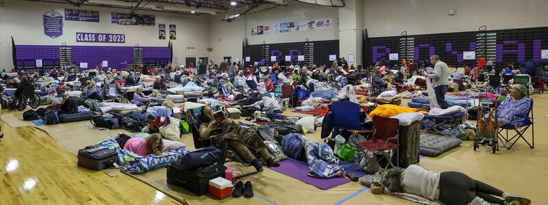 Rund 700 Evakuierte bereiten sich in einer Turnhalle in New Port Richey auf die Ankunft des Sturms vor. - Foto: Mike Carlson/FR155492 AP/AP