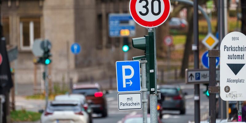 Die Initiative «Lebenswerte Städte durch angemessene Geschwindigkeiten» sieht weiter zu enge Grenzen für Tempolimits in deutschen Städten und Gemeinden. (Symbolbild) - Foto: Andreas Arnold/dpa