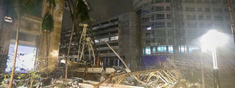 In St. Petersburg in Florida ist ein Kran an einer Baustelle auf eine Straße gestürzt. - Foto: Chris Urso/Tampa Bay Times/AP/dpa