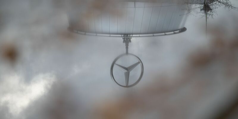 Zu Jahresbeginn musste Mercedes-Benz einen Gewinneinbruch hinnehmen. (Archivbild) - Foto: Marijan Murat/dpa