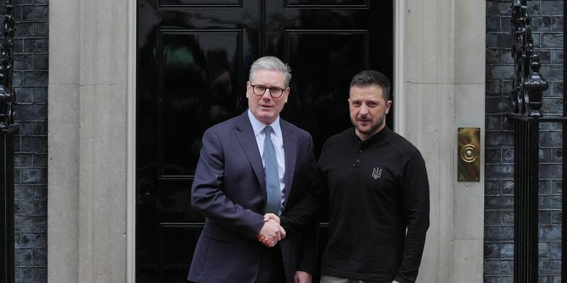 Der britische Premierminister Starmer empfing den ukrainischen Präsidenten Wolodymyr Selenskyj an der Türschwelle des Regierungssitzes 10 Downing Street. - Foto: Jonathan Brady/PA Wire/dpa