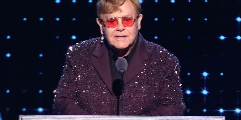 Der 77-jährige Popstar Elton John ließ sich zu einem derben Witz über Tesla-Chef Elon Musk hinreißen. (Archivbild) - Foto: Andy Kropa/Invision via AP/dpa