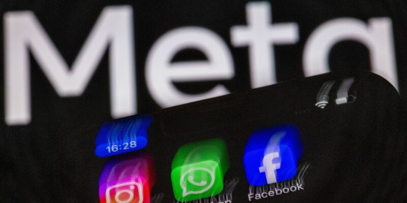 Das Display eines Smartphones zeigt Symbole von sozialen Medien des Meta-Konzerns. (Symbolbild) - Foto: Jens Büttner/dpa/dpa-tmn