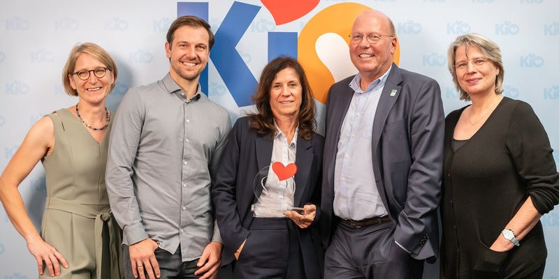 Timo Boll übergibt Preis an engagierte Krankenschwester / KfH-Mitarbeiterin Kristina Breuch erhält Helmut-Werner-Preis der Kinderhilfe Organtransplantation, Veranstaltung zum 20-jährigen Bestehen - Foto: presseportal.de