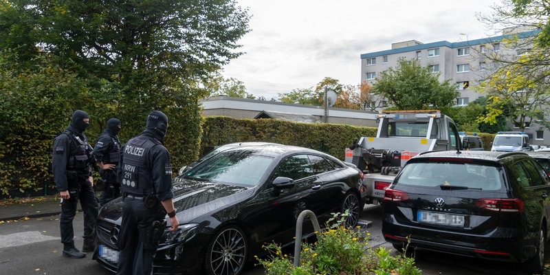 POL-D: Haftbefehl gegen bekannten Prediger - Verdacht des gewerbs- und bandenmäßigen Betrugs - Bilder zur heutigen Pressekonferenz - Foto: presseportal.de