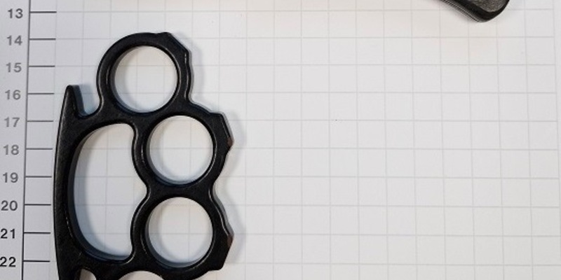 BPOL NRW: Hauptbahnhof Paderborn - Bundespolizei stellt Schlagring und Einhandmesser sicher - Foto: presseportal.de