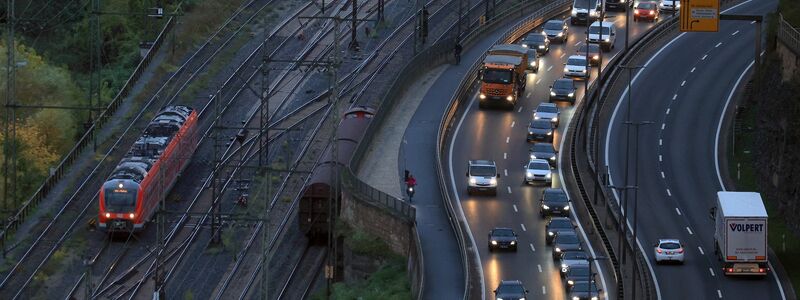 Für die Sanierung maroder Straßen, Schienen und Brücken schlagen die Verkehrsminister der Länder ein milliardenschweres Sondervermögen vor. (Archivbild) - Foto: Karl-Josef Hildenbrand/dpa