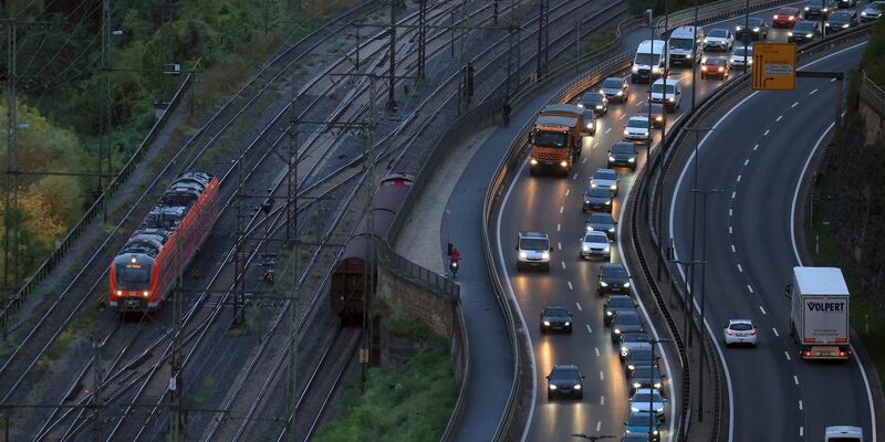 Für die Sanierung maroder Straßen, Schienen und Brücken schlagen die Verkehrsminister der Länder ein milliardenschweres Sondervermögen vor. (Archivbild) - Foto: Karl-Josef Hildenbrand/dpa
