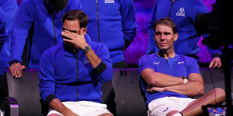 Tränen zum Abschied: Roger Federer (l) und Rafael Nadal. - Foto: John Walton/Press Association/dpa