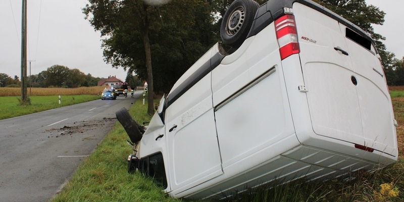 POL-MI: Sprinter überschlägt sich bei Alleinunfall - Foto: presseportal.de