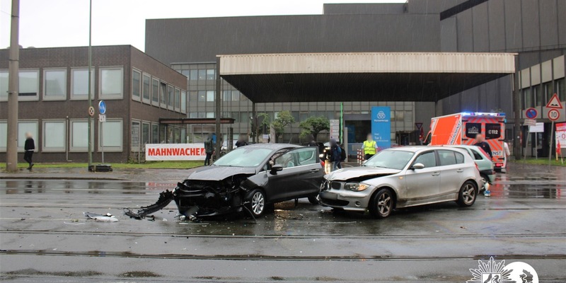 POL-DU: Bruckhausen/Hochemmerich: Beim Abbiegen übersehen - Insassen kamen leicht verletzt davon - Foto: presseportal.de