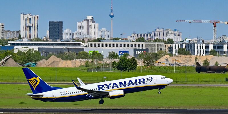Ein Flugzeug der Fluggesellschaft Ryanair startet vom Hauptstadtflughafen Berlin Brandenburg BER. - Foto: Patrick Pleul/dpa