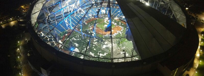 Blick auf das zerstörte Dach des Baseball-Stadions Tropicana Field in St. Petersburg in Florida. - Foto: MAX CHESNES/Tampa Bay Times/AP/dpa