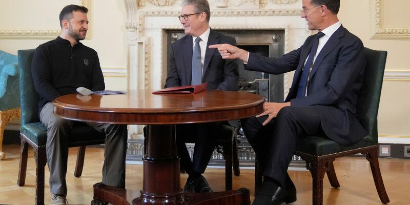 Der ukrainische Präsident Wolodymyr Selenskyj warb im Gespräch mit dem britischen Premier Keir Starmer und Nato-Generalsekretär Mark Rutte erneut für die Freigabe weitreichender Waffen.  - Foto: Kin Cheung/Pool AP/AP/dpa