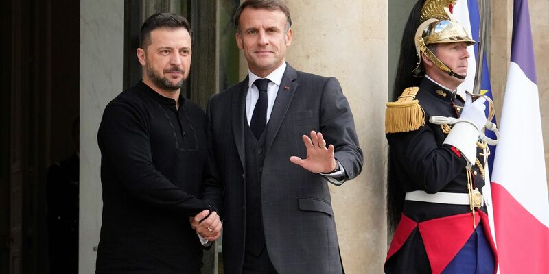 Auf seiner Europatour hat der ukrainische Präsident Wolodymyr Selenskyj einen Stopp in Paris gemacht, um für seinen «Siegesplan» zu werben. - Foto: Michel Euler/AP/dpa