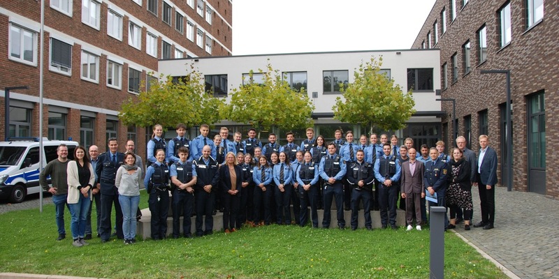 POL-PPTR: Polizeipräsidentin Anja Rakowski begrüßt 38 neue Polizeibeamtinnen und -beamte im Polizeipräsidium Trier - Foto: presseportal.de