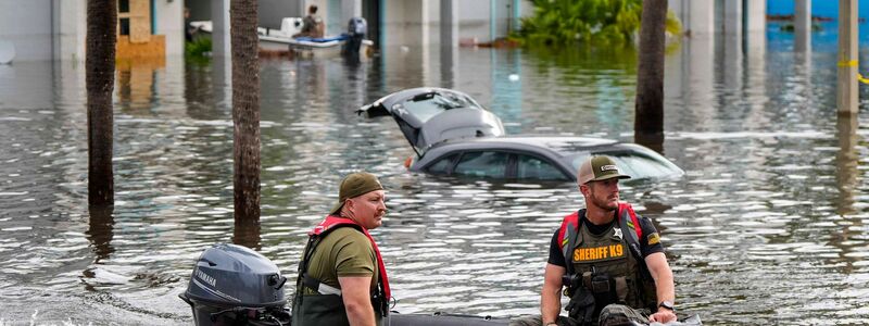 Rettungskräfte sind in der Stadt Clearwater auf dem Weg zu Sturmopfern. - Foto: Mike Stewart/AP/dpa