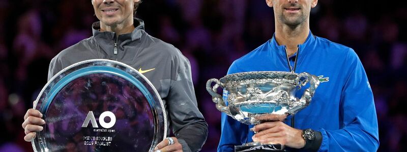 Novak Djokovic (r) will Rafael Nadal bei seinem letzten Spiel die Ehre erweisen. - Foto: Aaron Favila/AP/dpa