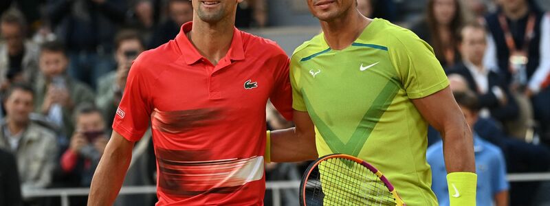 Novak Djokovic (l) richtet rührende Worte an Rafael Nadal nach dessen Rücktrittsankündigung.  - Foto: Anne-Christine Poujoulat/AFP/dpa