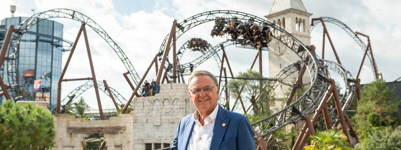 Roland Mack testet auch mit 75 neue Achterbahnen. - Foto: Silas Stein/dpa