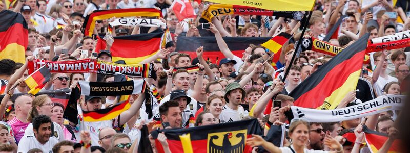 Bei der Heim-EM strömten Tausende in die Stadien und auf die Fanmeilen. - Foto: Friso Gentsch/dpa