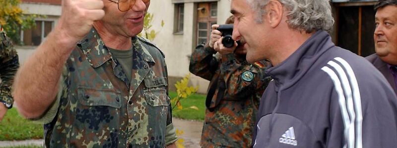 DFB-Teamchef Rudi Völler (r) wird beim Besuch bei den deutschen Soldaten der SFOR-Truppe im Feldlager Raijlovac in Sarajevo von Oberst Gerhard Stelz begrüßt. - Foto: Achim Scheidemann/dpa