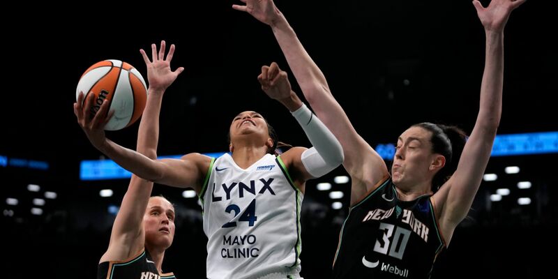 Objekt der Begierde: Der Meisterpokal der WNBA. - Foto: Pamela Smith/AP/dpa