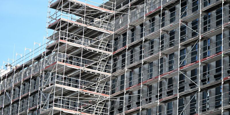Der Auftragsmangel im Wohnungsbau weitet sich aus. - Foto: Bernd Weißbrod/dpa