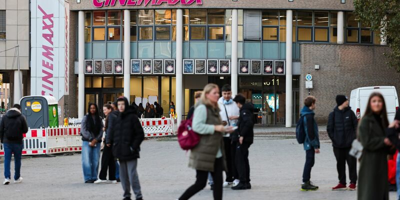 In dem Kinofoyer des Cinemaxx Krefeld soll am Donnerstagabend ein 38-Jähriger eine brennbare Flüssigkeit verschüttet haben. Die Polizei schoss ihn nieder.  - Foto: Christoph Reichwein/dpa