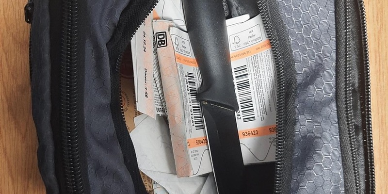 BPOLD FRA: Bundespolizisten kontrollieren Mann am Fernbahnhof: Küchenmesser mit 12 Zentimeter langer Klinge zugriffsbereit in der Bauchtasche - Foto: presseportal.de