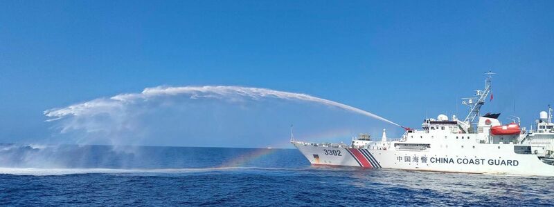 China setzt im Südchinesischen Meer immer wieder Wasserwerfer gegen philippinische Schiffe ein. (Archivbild) - Foto: Uncredited/PHILIPPINE COAST GUARD/AP/dpa